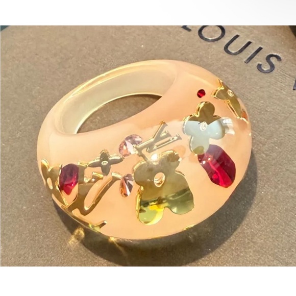 Elegant Louis Vuitton Gold and Pink Inclusion resin Women's Ring - Picture 1 of 8